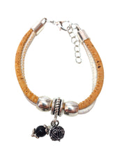 Carica l'immagine nel visualizzatore di Gallery, Braccialetto da donna in sughero naturale con Su Coccu e Bottone Sardo AMULETO/PORTAFORTUNA, bracciale vegano, braccialetti donna fatto a mano in Italia