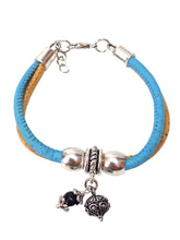 Carica l'immagine nel visualizzatore di Gallery, Braccialetto da donna in sughero naturale con Su Coccu e Bottone Sardo AMULETO/PORTAFORTUNA, bracciale vegano, braccialetti donna fatto a mano in Italia